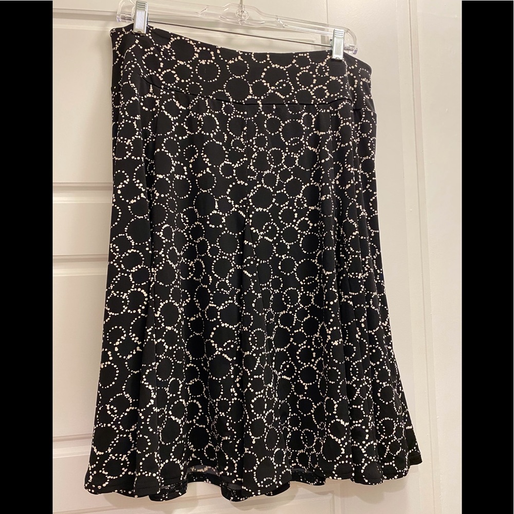 Apt. 9 stretchy skirt, black & cream, size L